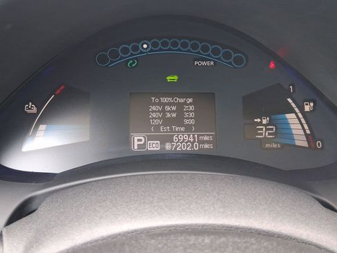 Used 2015 Nissan Leaf SV image 18