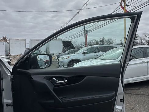 Used 2022 Nissan Rogue Sport SV image 25