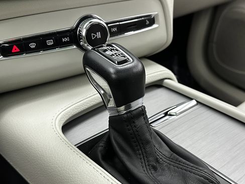 Used 2022 Volvo XC90 T5 Momentum image 18