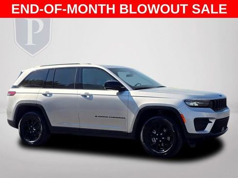 Used 2025 Jeep Grand Cherokee Altitude image 2