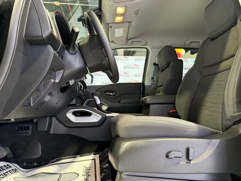Used 2024 Nissan Frontier SV image 33