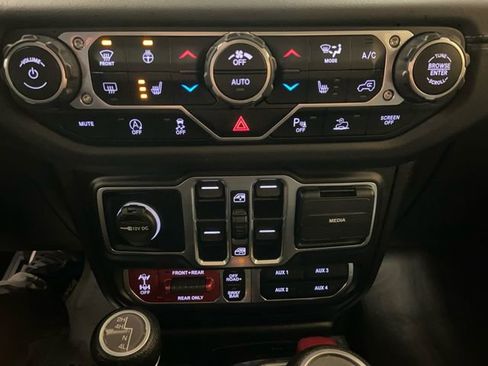 Used 2025 Jeep Wrangler Unlimited Rubicon w/ Technology Group image 23