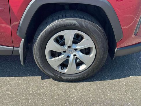 Used 2021 Toyota RAV4 LE AWD/4WD image 9
