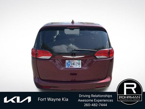 Used 2017 Chrysler Pacifica Touring FWD image 4