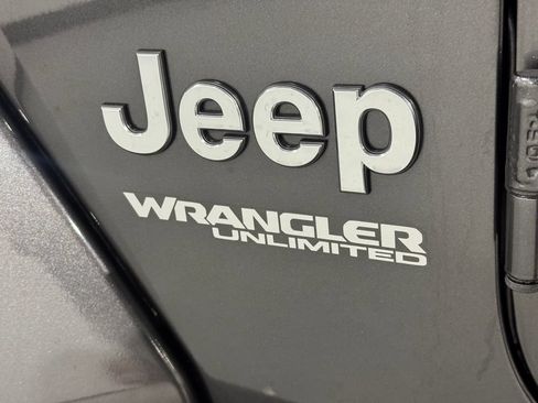 Used 2019 Jeep Wrangler Unlimited Sahara w/ Uconnect 4C Nav & Sound Group AWD/4WD image 32
