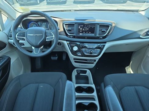 Used 2023 Chrysler Voyager LX FWD image 13