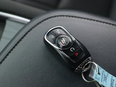 Used 2023 Buick Enclave Essence AWD/4WD image 3