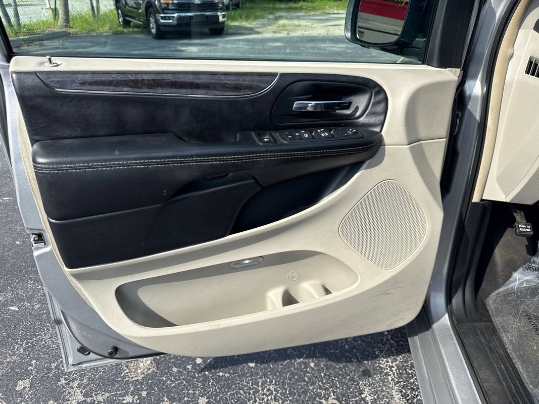 Used 2016 Chrysler Town & Country Touring FWD image 8
