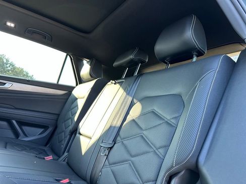 Used 2024 Volkswagen Atlas Cross Sport SE w/ Panoramic Sunroof Package image 20