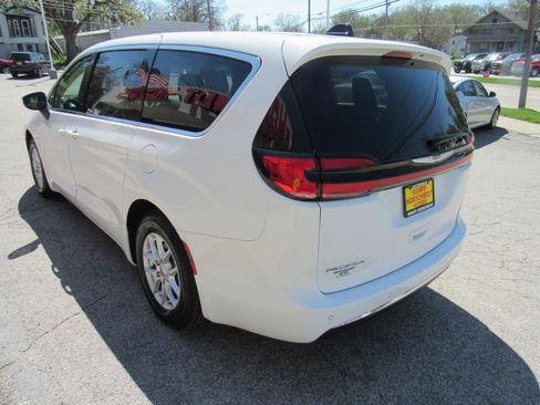 Used 2023 Chrysler Pacifica Touring-L FWD image 11