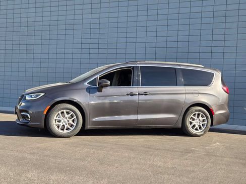 Used 2022 Chrysler Pacifica Touring-L FWD image 2