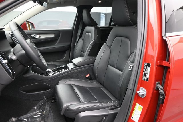 Used 2023 Volvo XC40 B4 Plus w/ Driver Assist Package FWD image 10