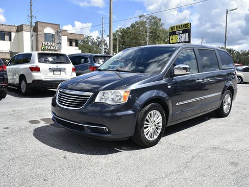 Used 2014 Chrysler Town & Country Touring-L FWD image 8