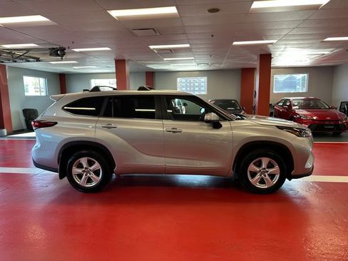 Used 2023 Toyota Highlander LE FWD image 3