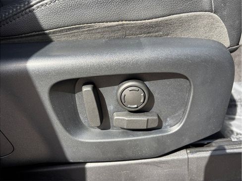 Used 2018 Land Rover Discovery SE image 41