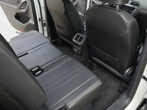 Used 2024 Volkswagen Tiguan SE w/ Panoramic Sunroof Package FWD image 13