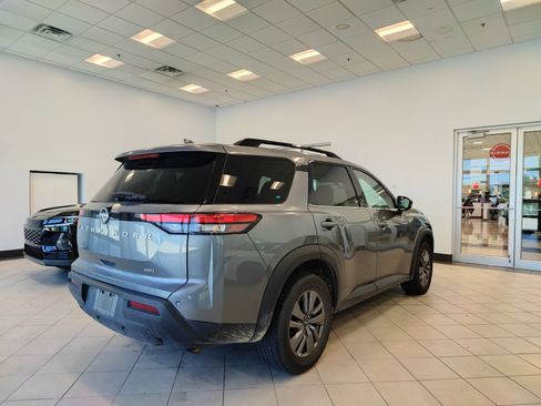 Used 2025 Nissan Pathfinder SV AWD/4WD image 2