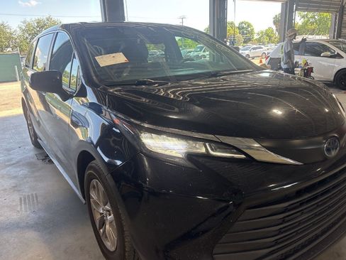 Used 2022 Toyota Sienna LE FWD image 3