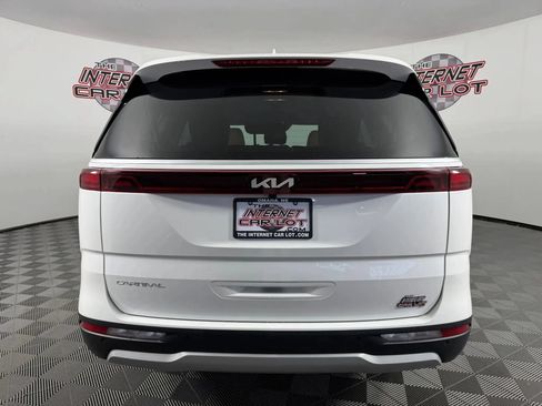 Used 2024 Kia Carnival EX FWD image 6