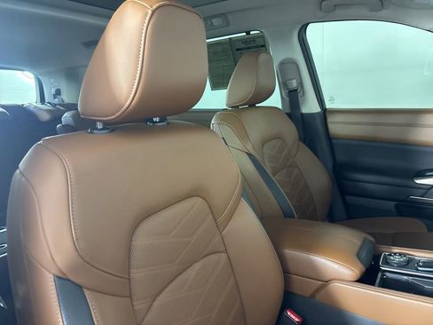 Used 2025 Nissan Pathfinder Platinum AWD/4WD image 33