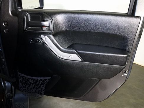 Used 2017 Jeep Wrangler Unlimited Sahara w/ Connectivity Group image 29