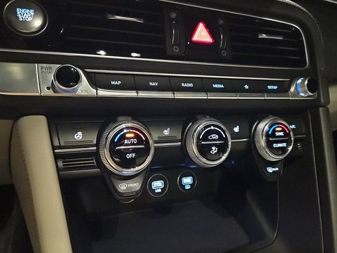 Used 2022 Genesis G70 2.0T image 21