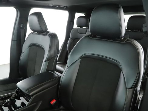 Used 2023 Jeep Grand Cherokee Altitude image 4