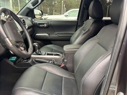 Certified 2022 Toyota Tacoma Limited image 2