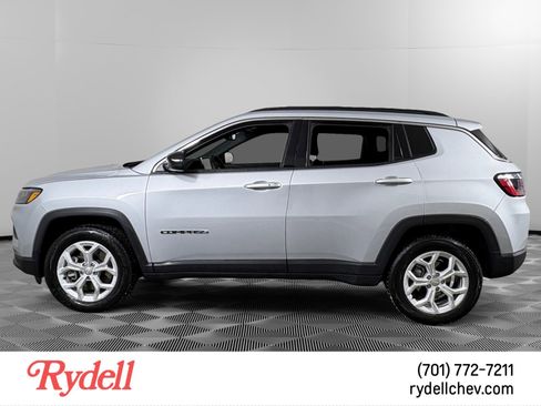 Used 2024 Jeep Compass Latitude image 2