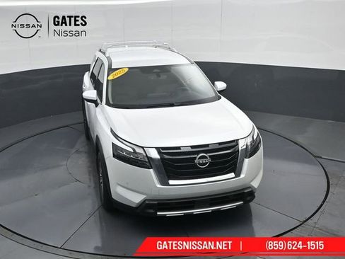 Used 2025 Nissan Pathfinder SL AWD/4WD image 49
