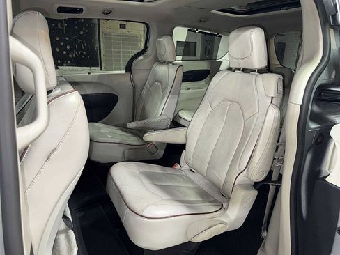 Used 2019 Chrysler Pacifica Limited image 17