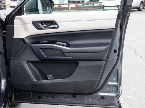 Used 2023 Nissan Pathfinder SL AWD/4WD image 13
