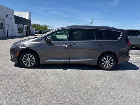 Used 2019 Chrysler Pacifica Touring-L FWD image 2