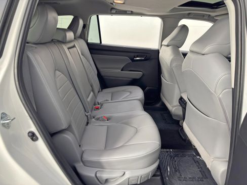 Used 2021 Toyota Highlander XLE image 40