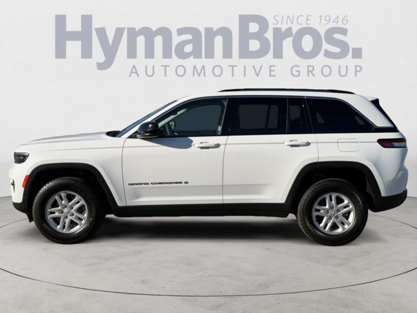 Used 2023 Jeep Grand Cherokee Laredo w/ Luxury Tech Group I RWD image 6