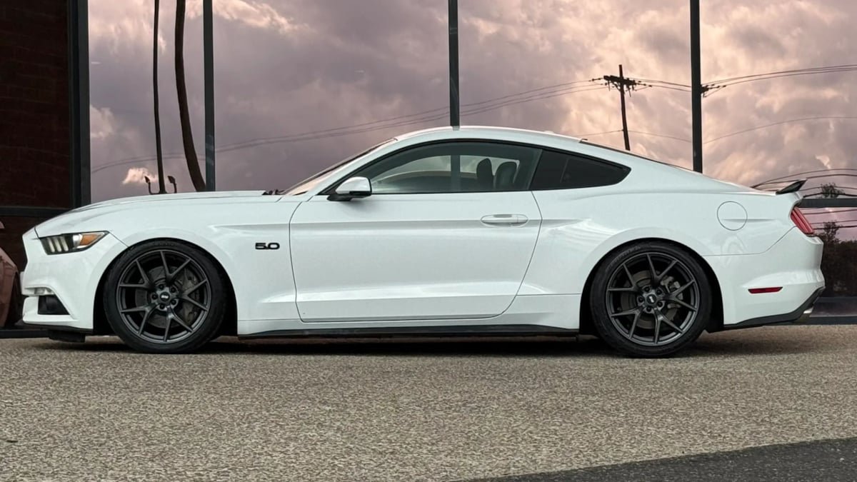 Used 2016 Ford Mustang GT Premium w/ Black Accent Package RWD image 5