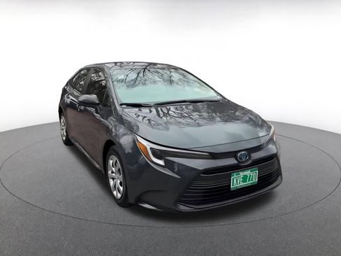 Used 2025 Toyota Corolla LE image 3