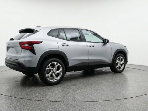 Used 2025 Chevrolet Trax LT w/ LT Convenience Package FWD image 9
