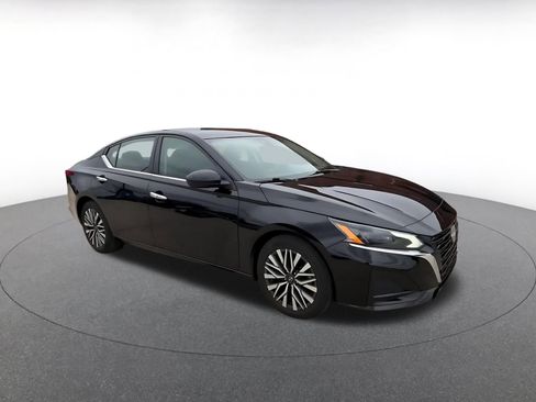 Used 2025 Nissan Altima 2.5 SV FWD image 2