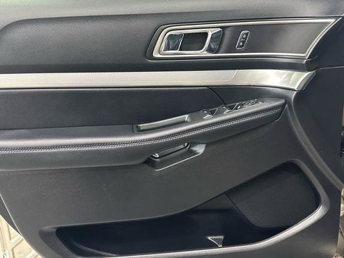 Used 2017 Ford Explorer XLT w/ Equipment Group 202A AWD/4WD image 12