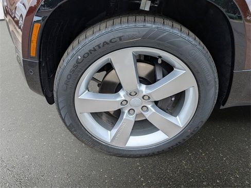 New 2025 Land Rover Defender 130 X-Dynamic SE image 5