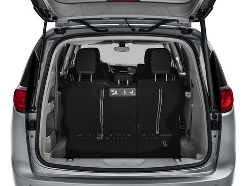 Used 2017 Chrysler Pacifica Limited image 12