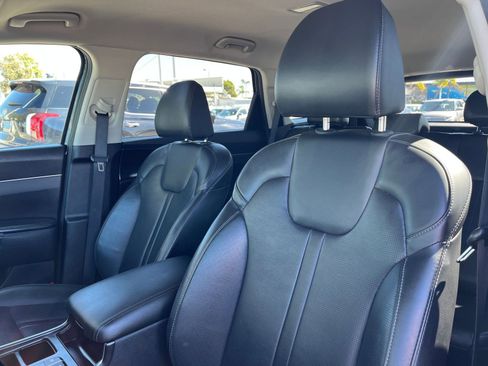 Used 2024 Kia Sorento S image 37