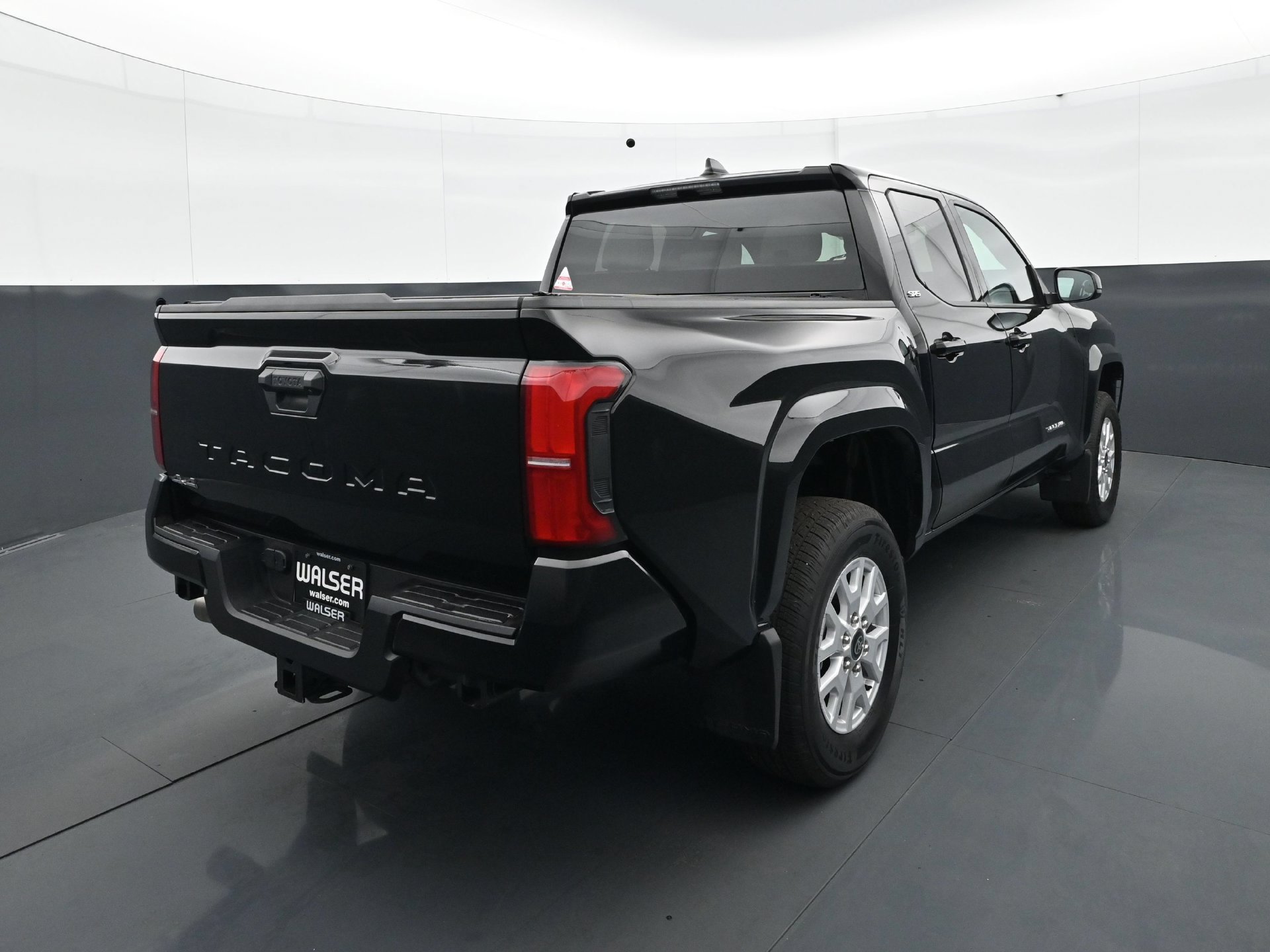 Used 2025 Toyota Tacoma SR5 AWD/4WD image 5