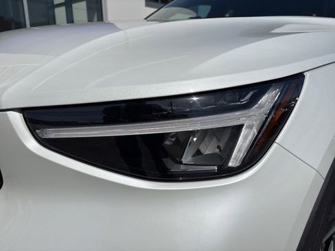 Used 2025 Volvo XC40 B5 Plus AWD/4WD image 9