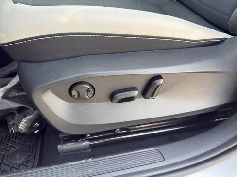 New 2026 Volkswagen Taos SE FWD image 11