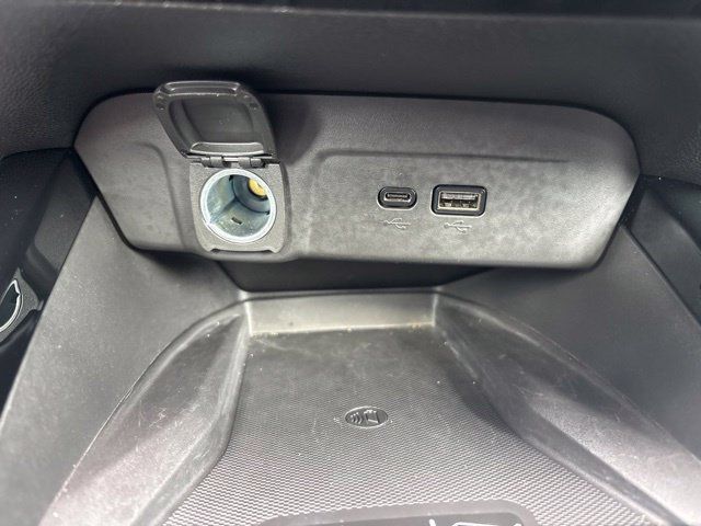 Used 2024 Chevrolet Trax RS w/ Sunroof Package FWD image 24