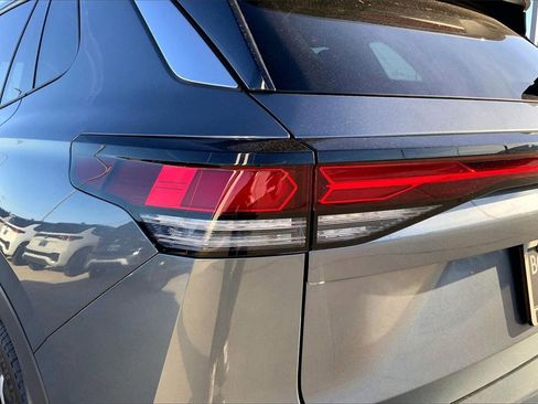 Certified 2025 Volkswagen Tiguan SE image 29