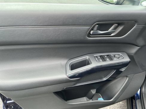 Used 2025 Nissan Pathfinder SV FWD image 15