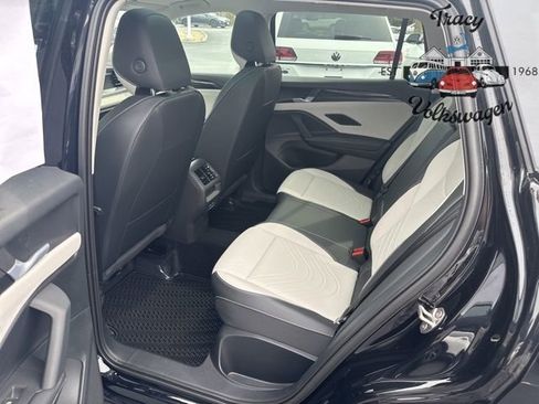 New 2025 Volkswagen Tiguan SE image 18